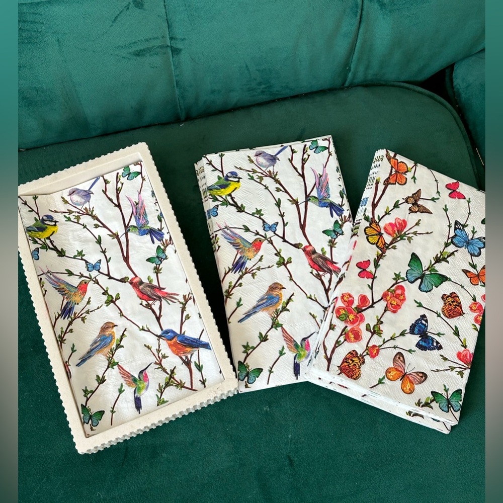 Room Essentials Tray with hand towel napkins